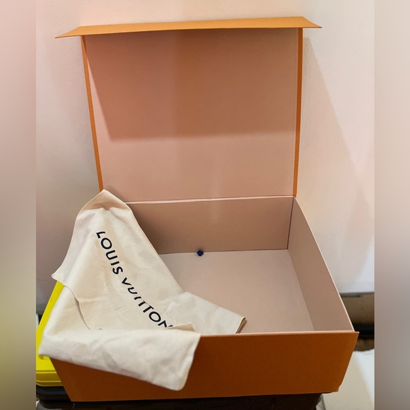 💥 SOLD 💥 LV large box, dust bag & Xmas shopping bag ONLY - Picture 3 of 6